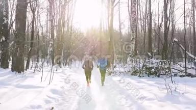 冬季森林。 年轻人和女人在早晨的树林里跑步。 阳光明媚